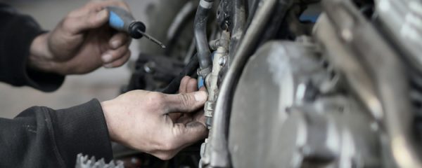 réparation d'une moto ancienne